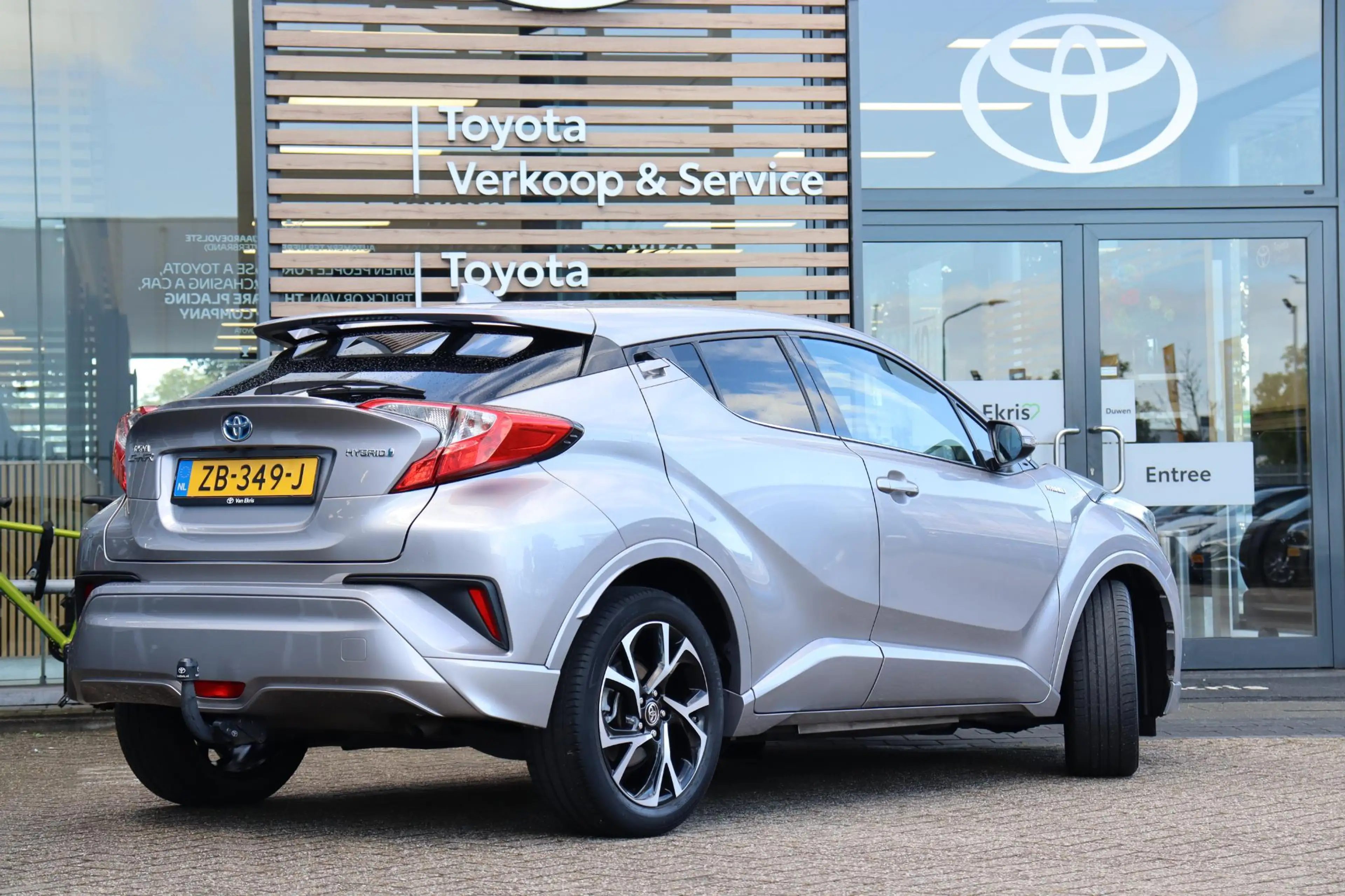 Toyota C-HR 1.8 Hybrid Dynamic — photo 2