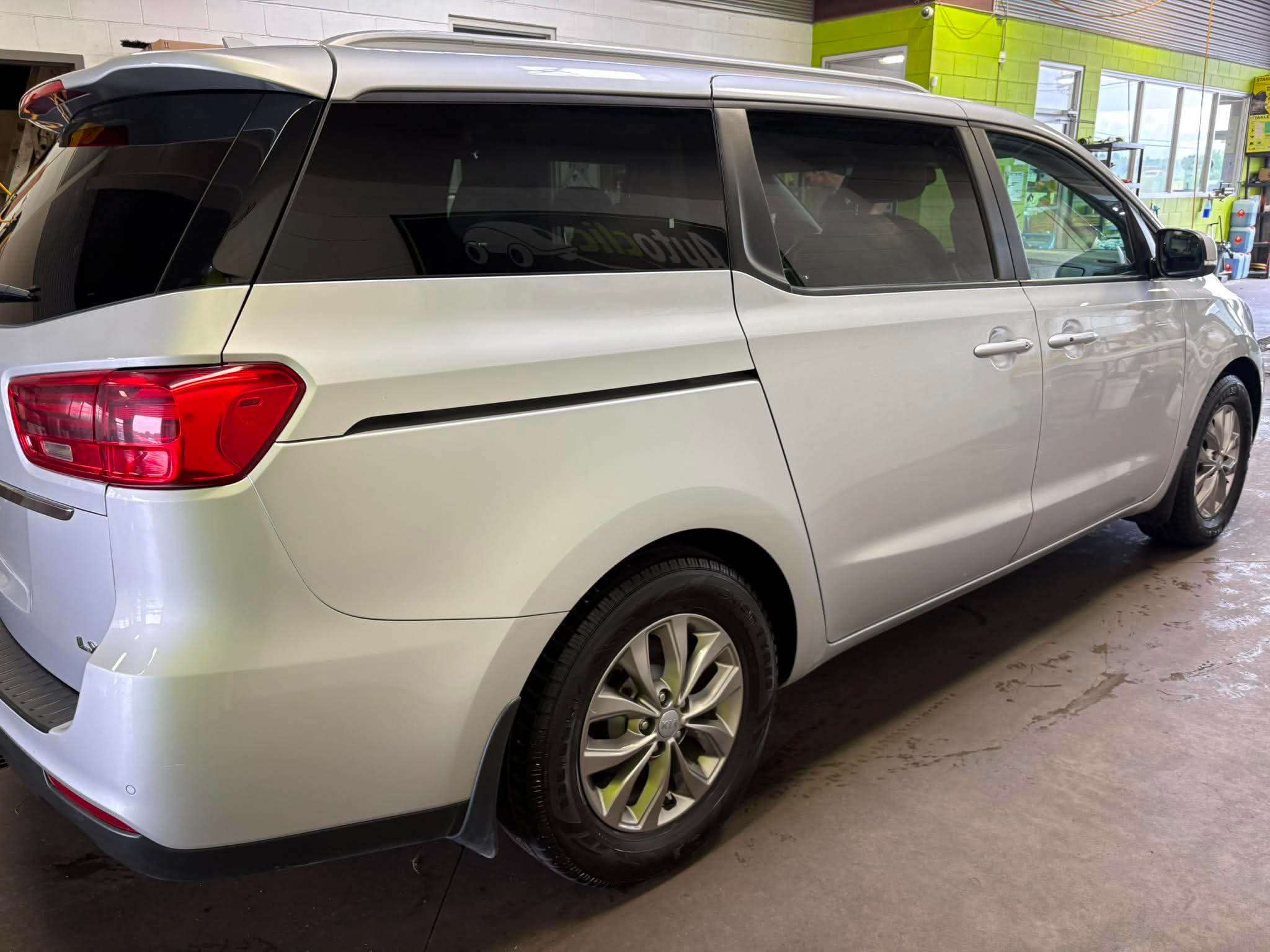2021 Kia Sedona LX — photo 1
