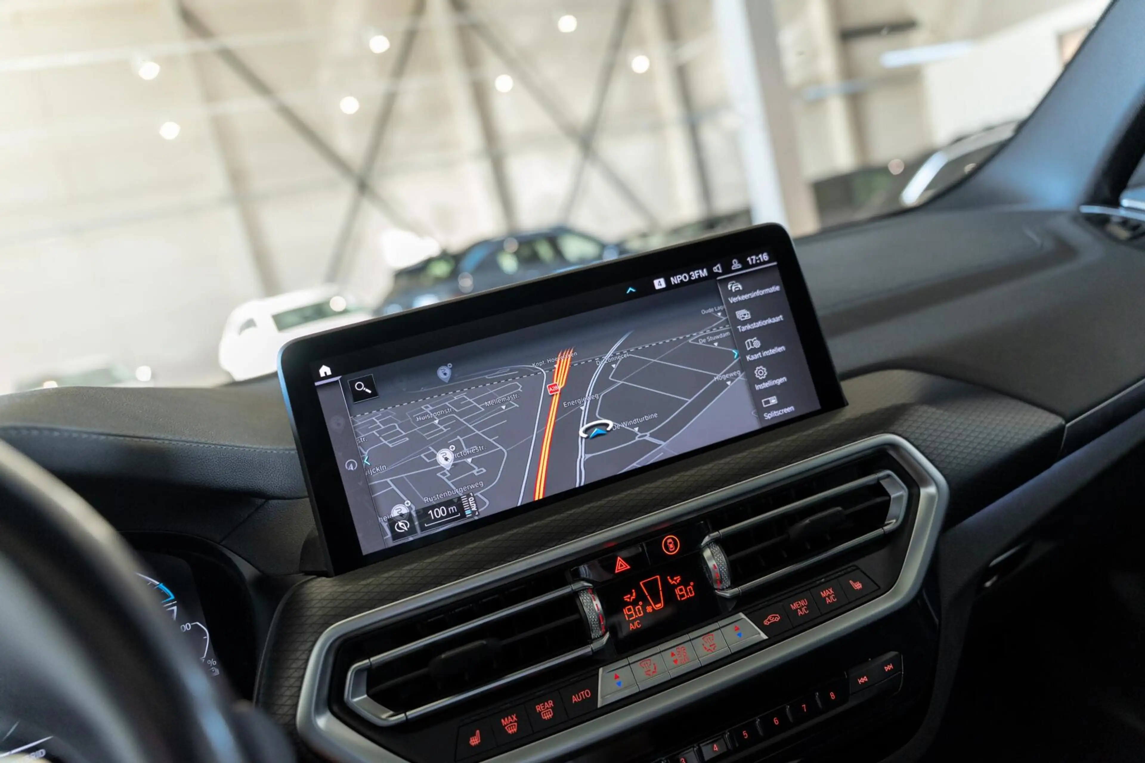 BMW X3 xDrive30e High Executive / M Sport Pro / Pano / HU — photo 23