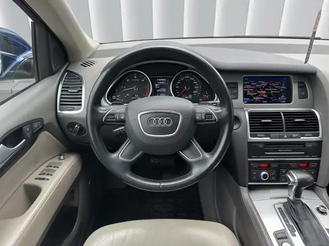 Audi Q7 view 12