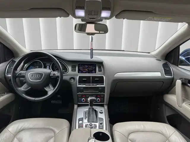 Audi Q7 view 11