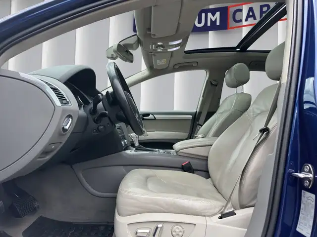Audi Q7 view 10