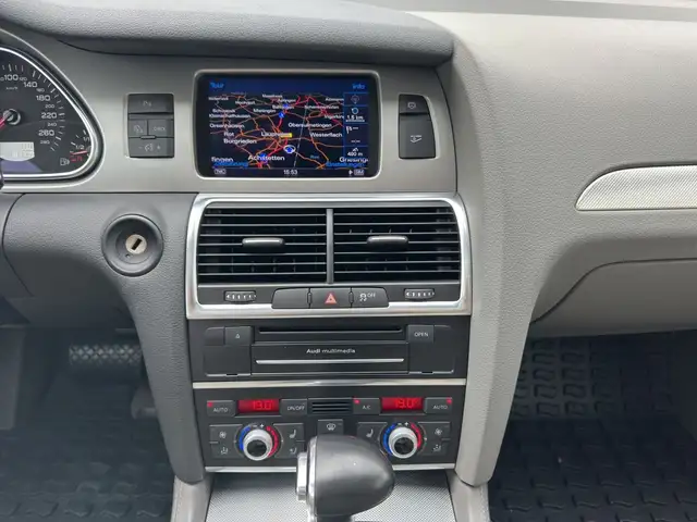 Audi Q7 view 13