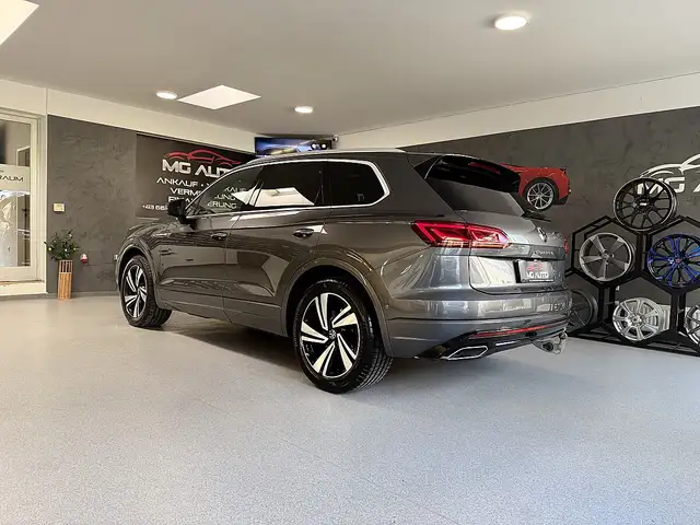 Volkswagen Touareg view 5