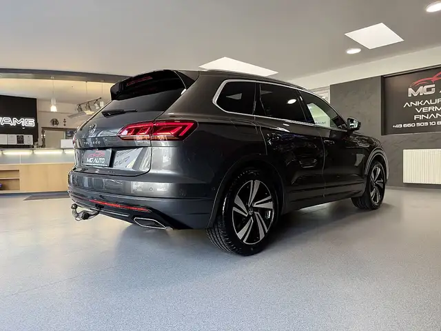 Volkswagen Touareg view 8