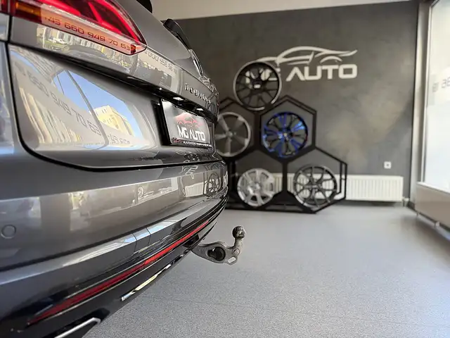 Volkswagen Touareg view 6