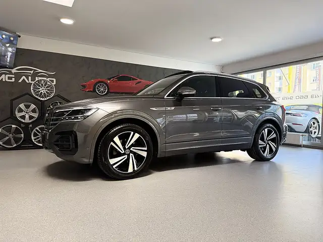 Volkswagen Touareg view 3