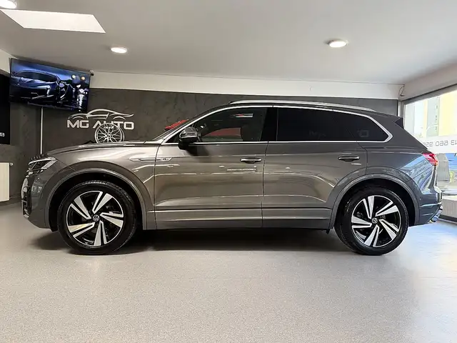 Volkswagen Touareg view 4