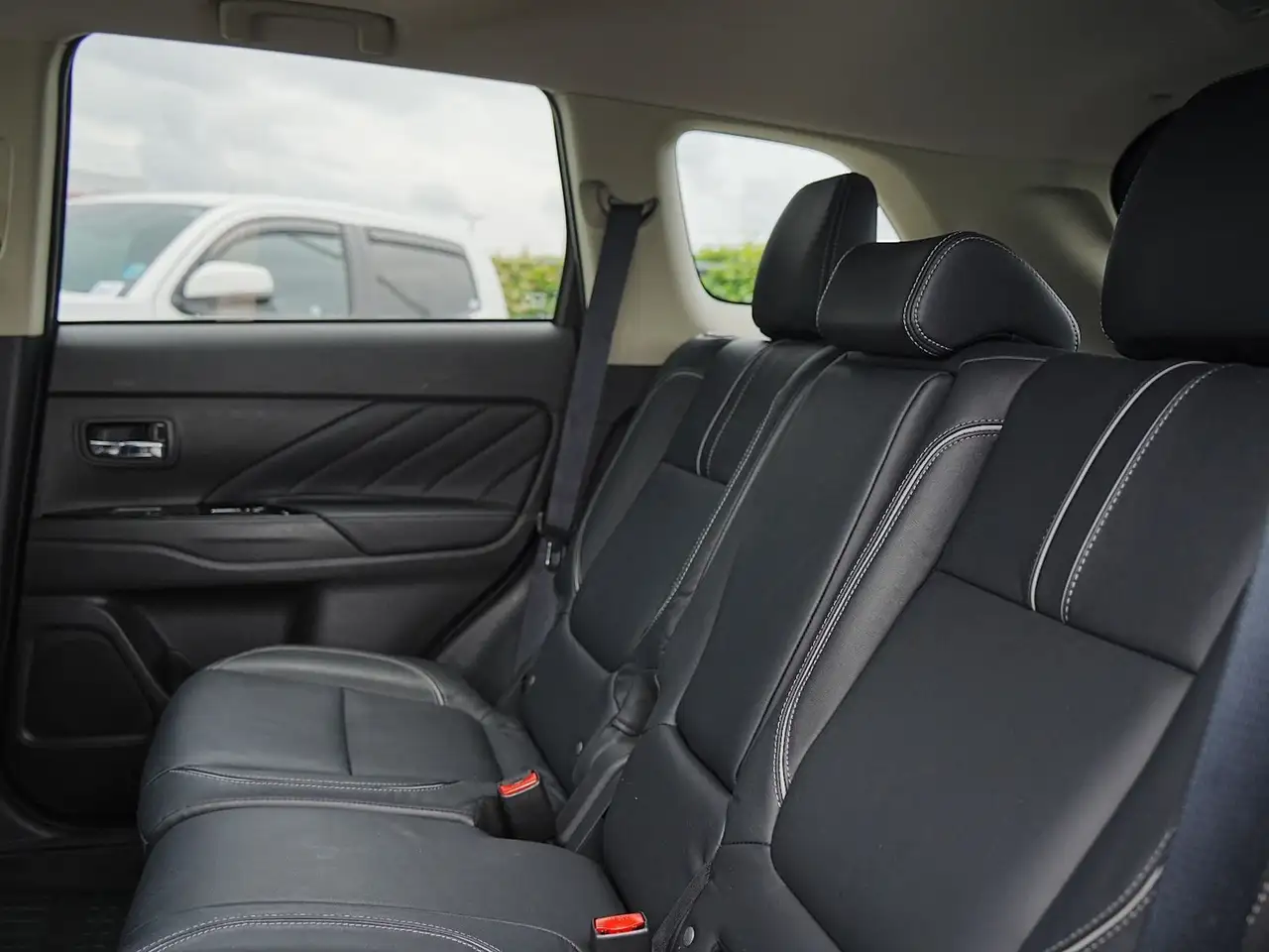 Mitsubishi Outlander photo Mitsubishi Outlander