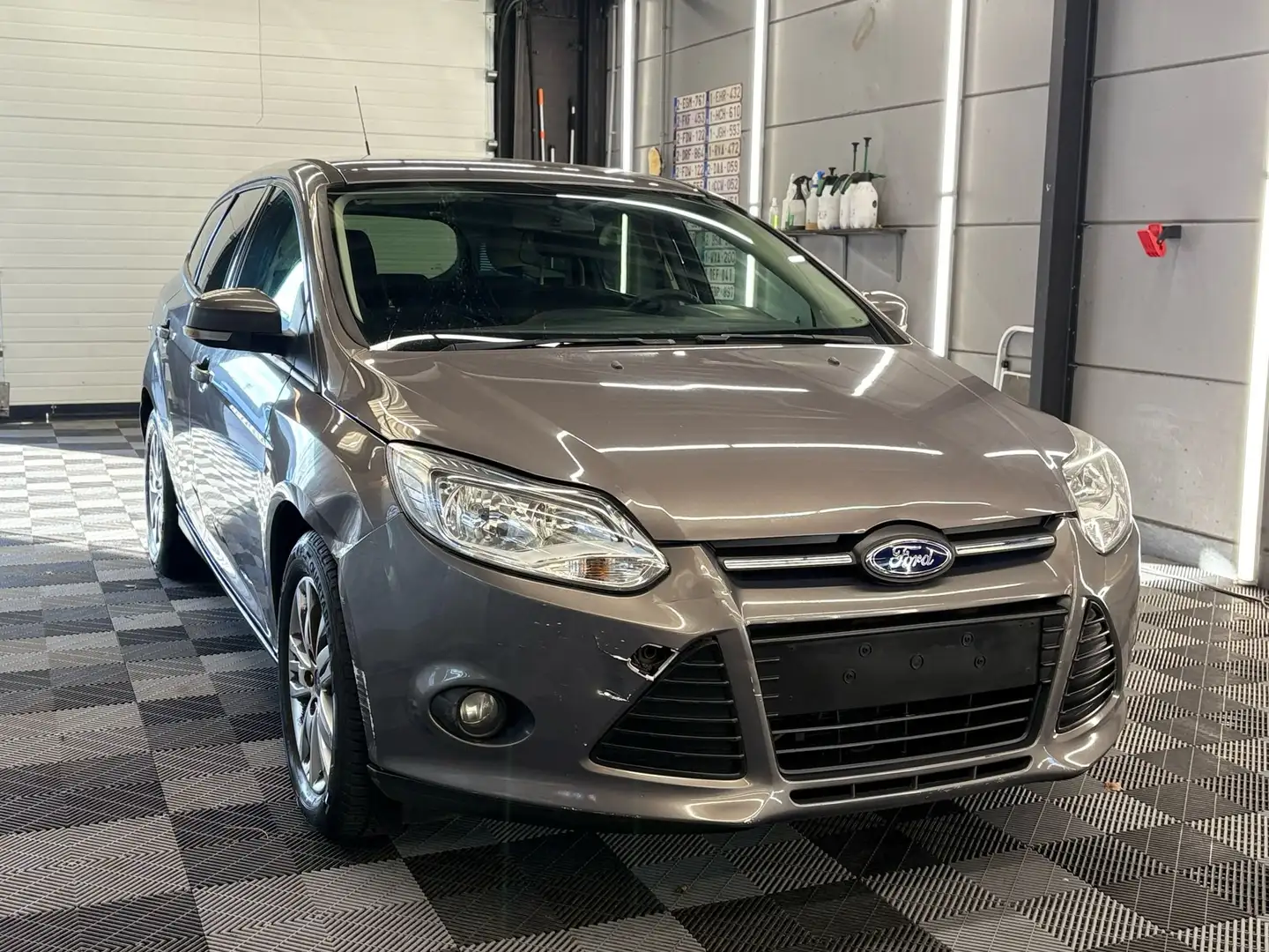 Ford Focus 1.6i benzine bj. 2013 199000km Euro 5 MOTORSCHADE Grijs - 1