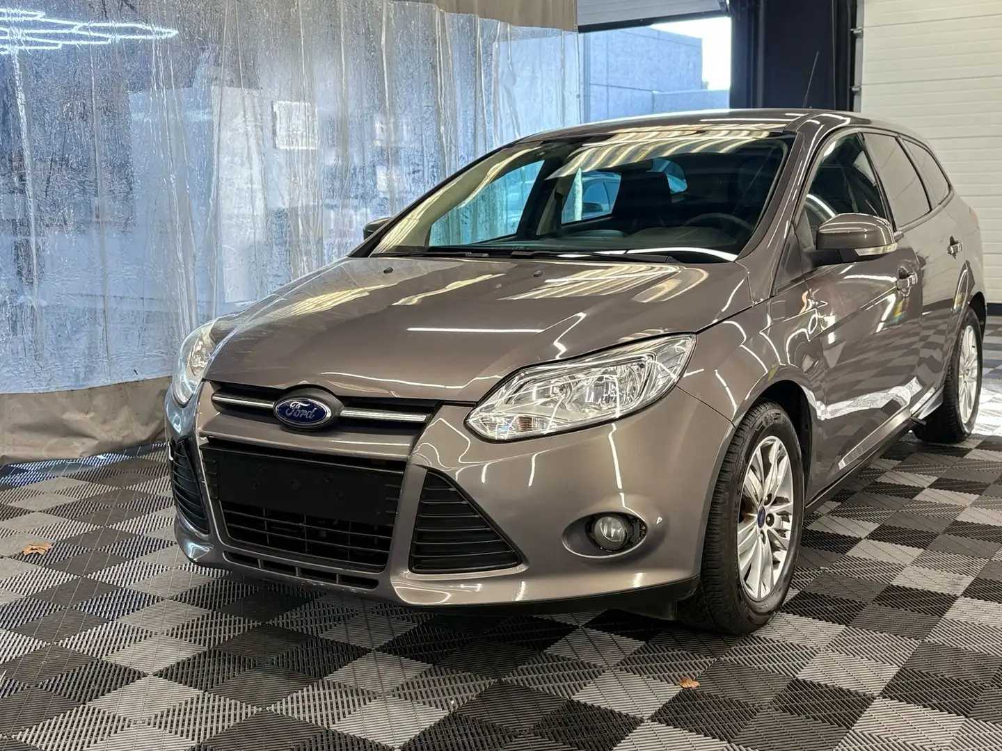 Ford Focus 1.6i benzine bj. 2013 199000km Euro 5 MOTORSCHADE Grijs - 2