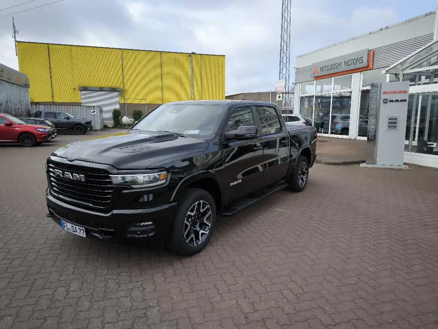 Dodge RAM 1500 Laramie Crew Cab Schwarz - 2