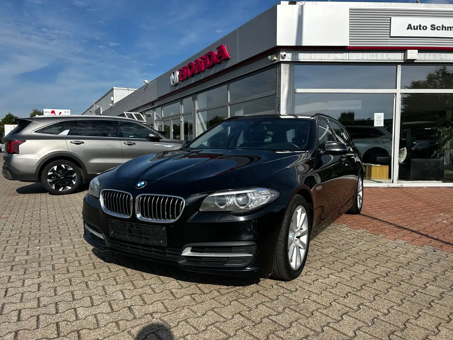 BMW 520 d Touring Automatik Navi Bi-Xenon AHK schwen Noir - 1