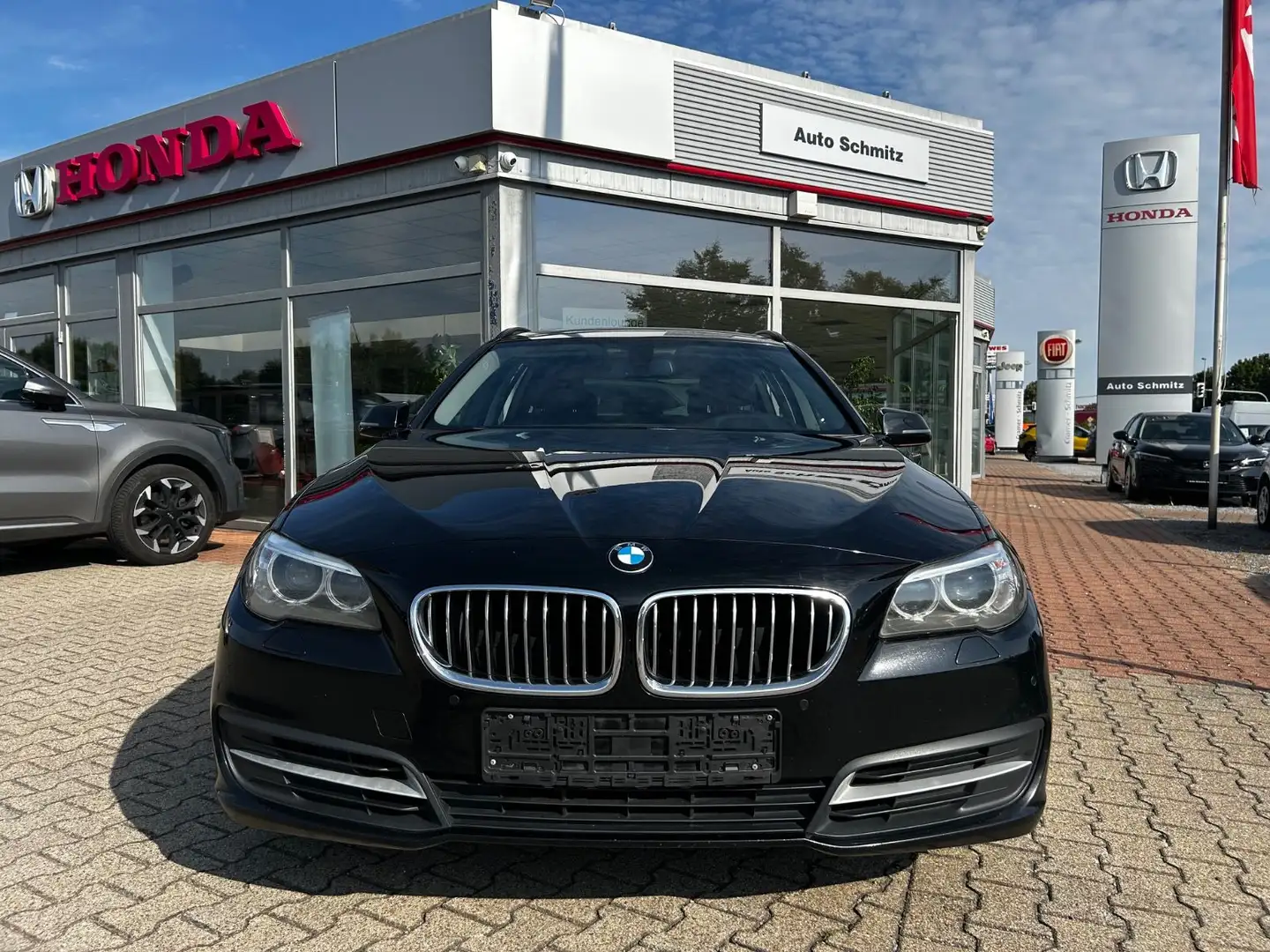 BMW 520 d Touring Automatik Navi Bi-Xenon AHK schwen Noir - 2