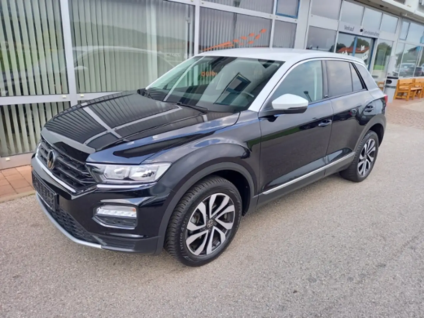 Volkswagen T-Roc Active NAVI AHK ACC PDC SHZ CLIMATRONIC Schwarz - 2