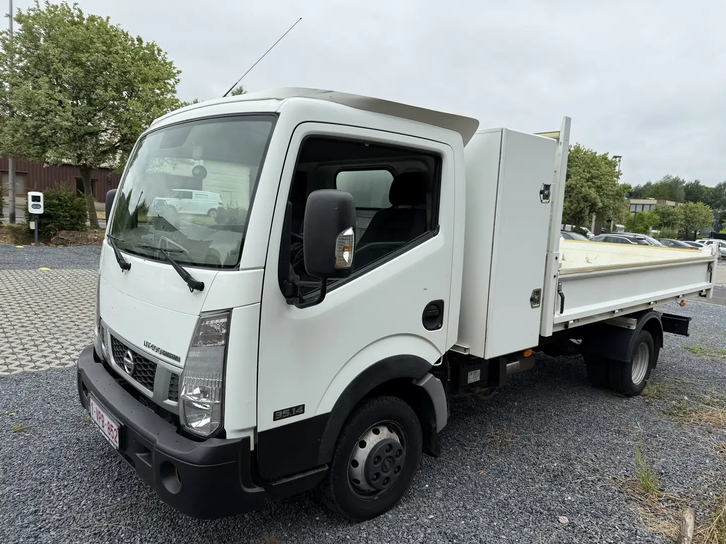 Nissan Cabstar NT400 Weiß - 1