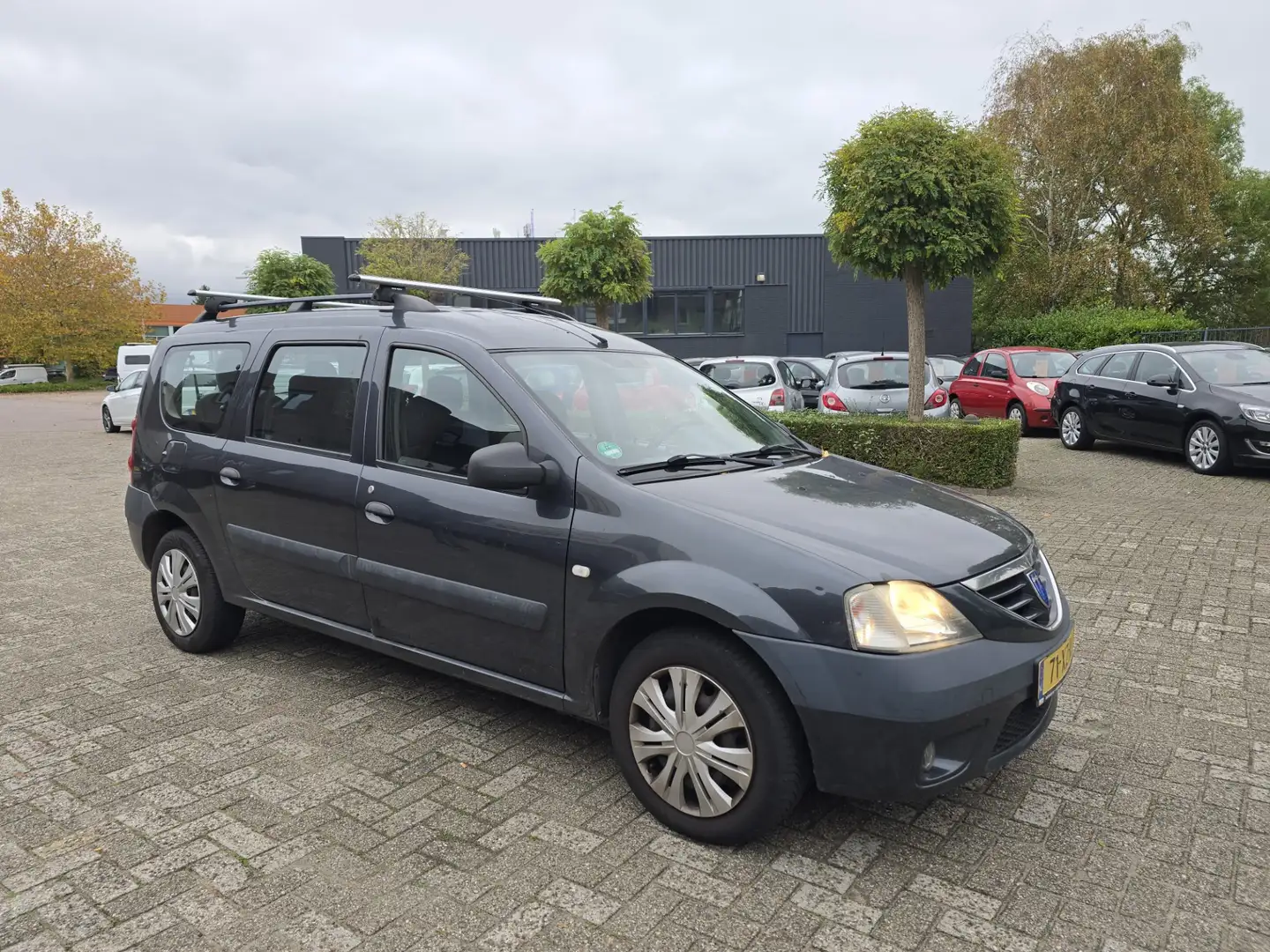 Dacia Logan MCV 1.6 Lauréate 7p. Aico |7persoons |1e eigenaar Gris - 1