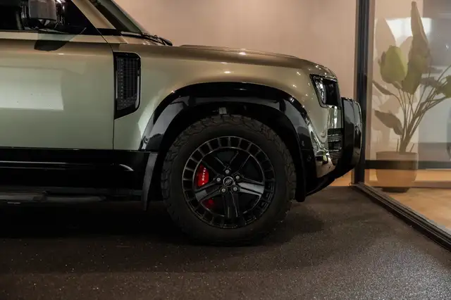 Land Rover Defender view 14