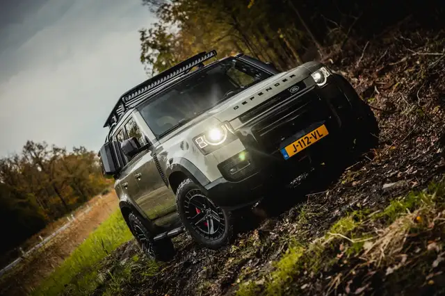 Land Rover Defender view 21
