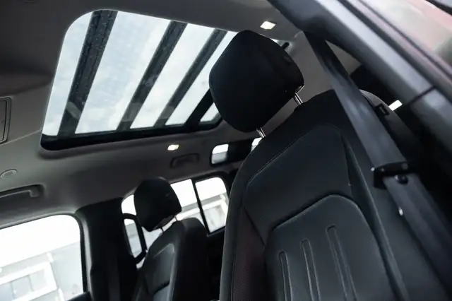 Land Rover Defender view 5