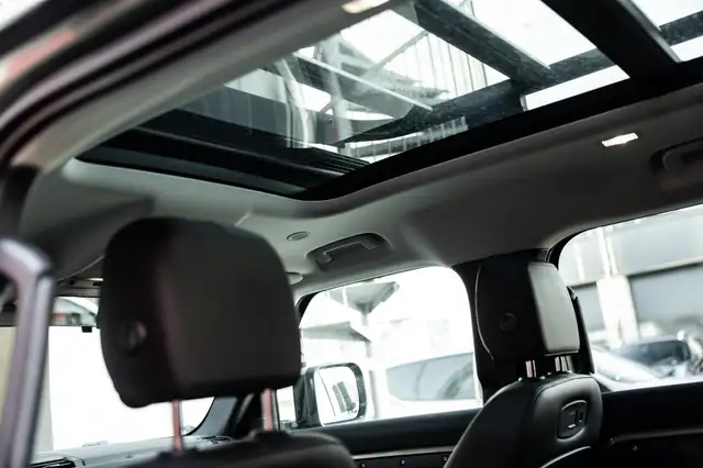 Land Rover Defender view 28
