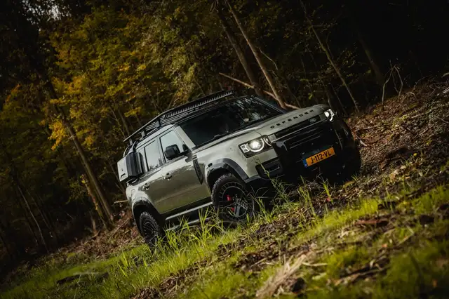 Land Rover Defender view 29