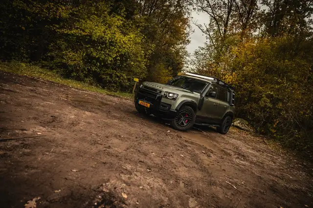Land Rover Defender view 30