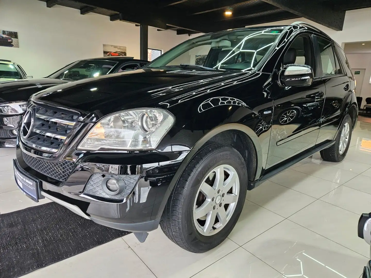 Mercedes-Benz ML 300 CDI  4Matic*AHK*NAVI*Scheckheft*Tuv-Neu Schwarz - 1