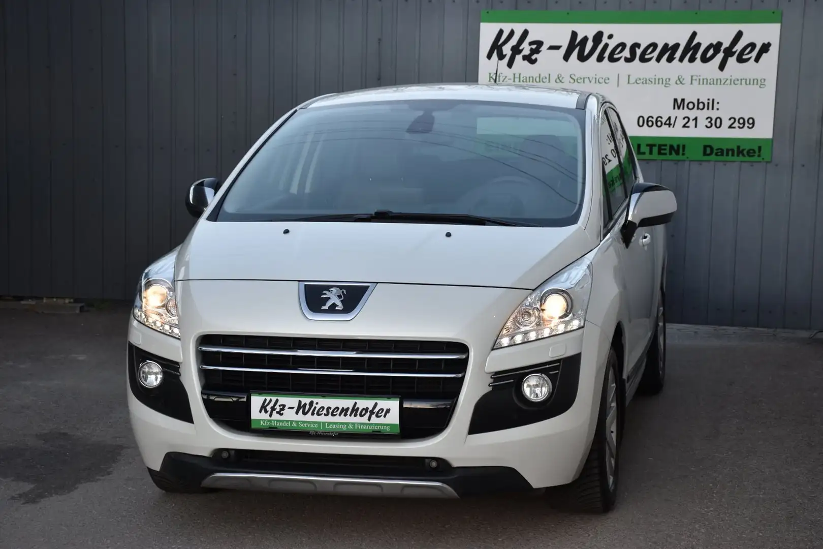 Peugeot 3008 Hybrid4 / Allrad 4x4 / Service + Pickerl NEU / Weiß - 2