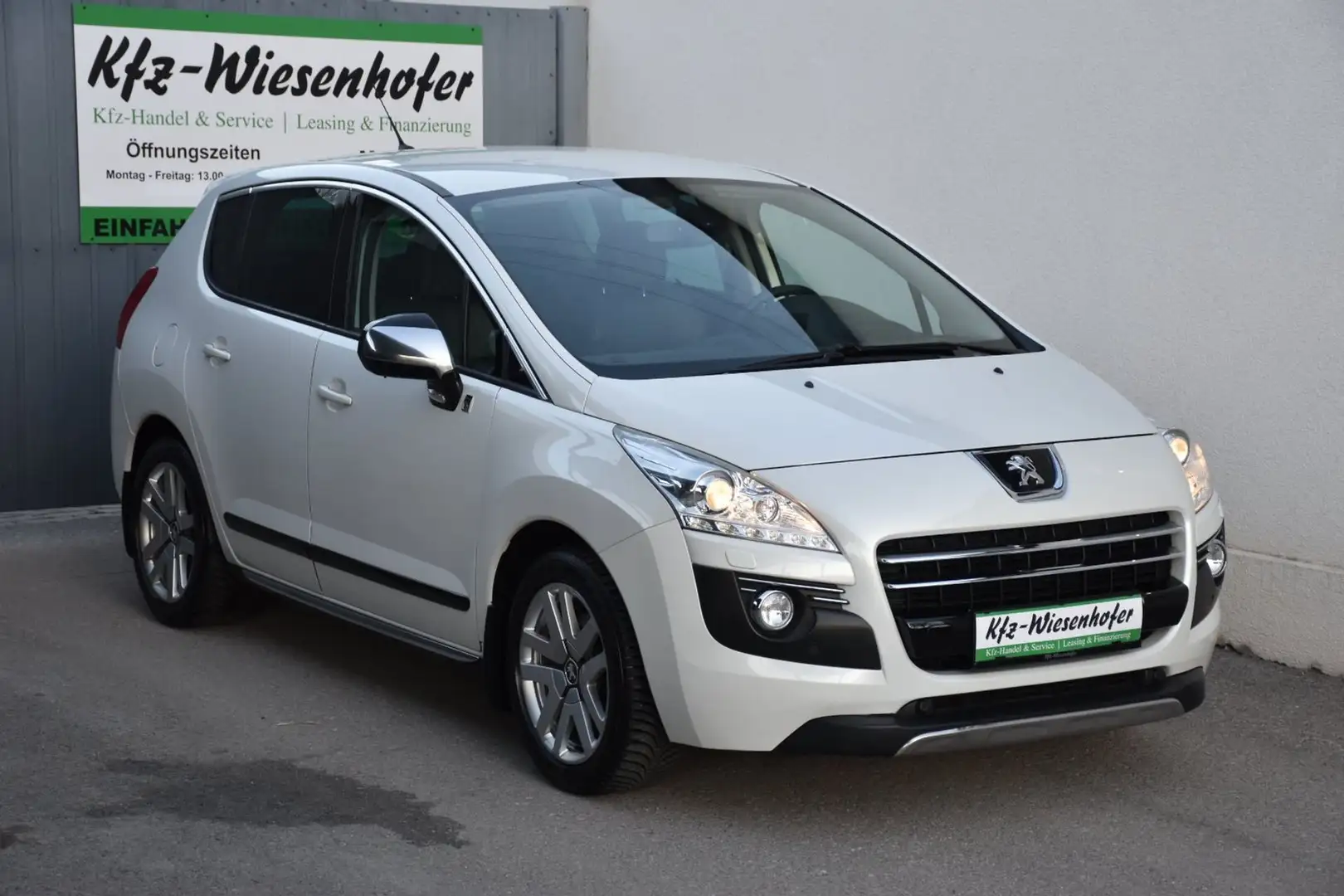 Peugeot 3008 Hybrid4 / Allrad 4x4 / Service + Pickerl NEU / Weiß - 1