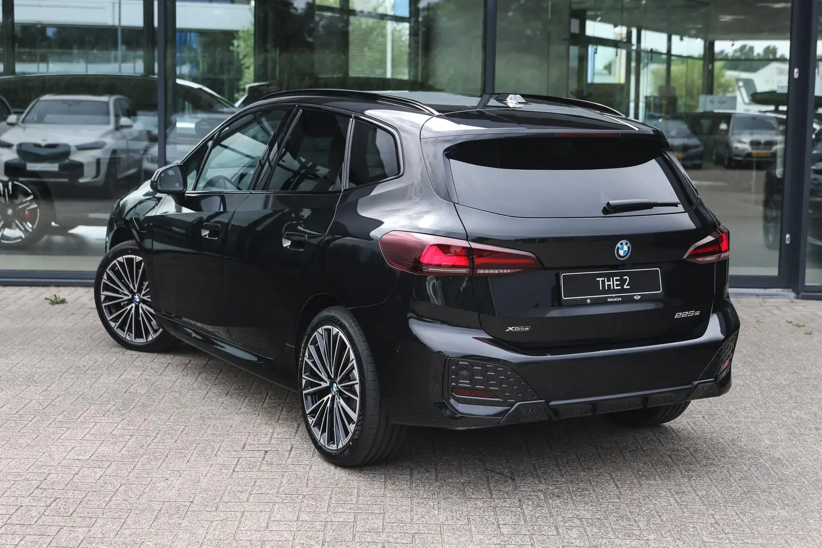 BMW 225 2 Serie Active Tourer 225e xDrive M Sport Automaat Zwart - 2