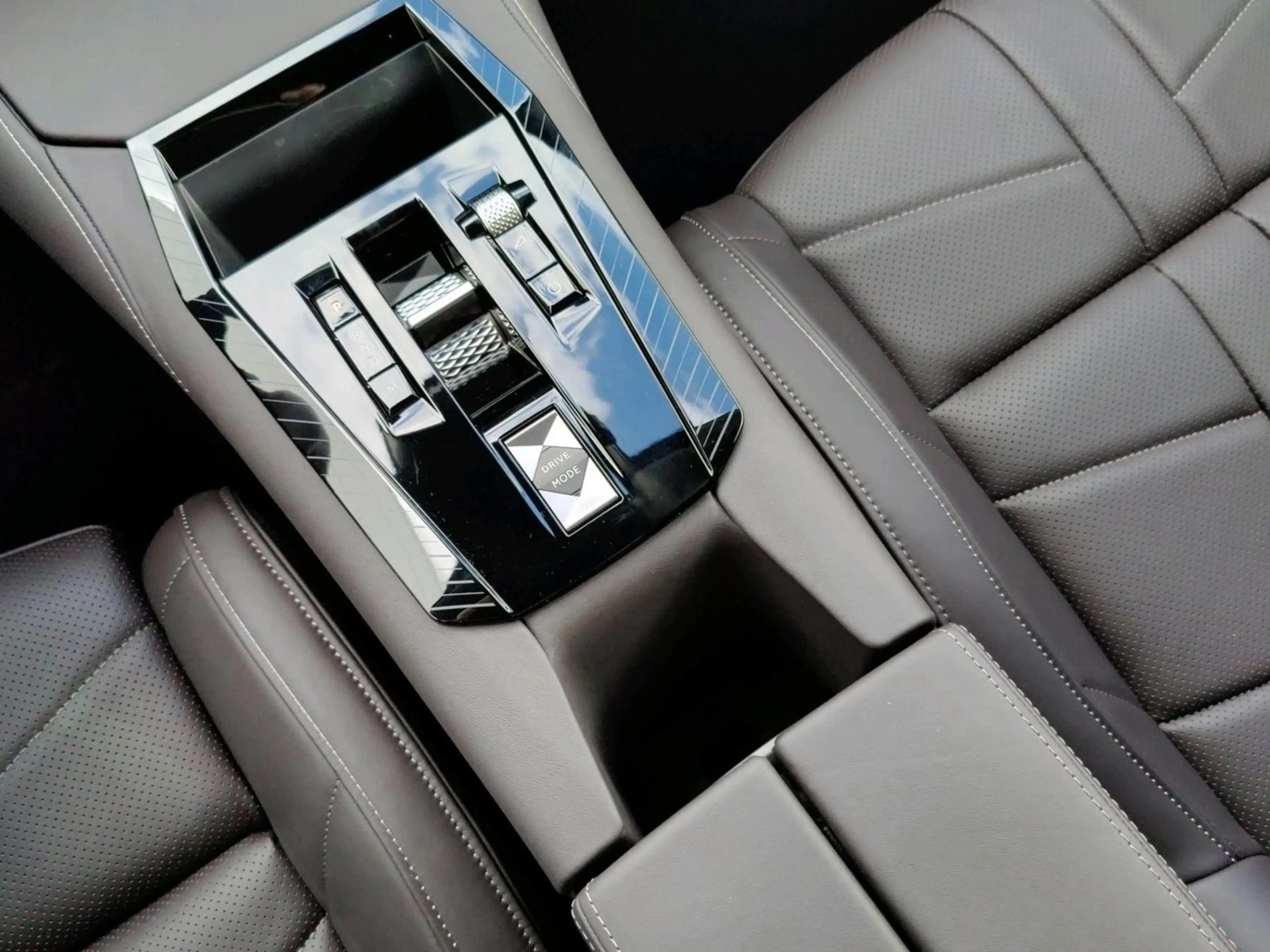 DS Automobiles N°4 ÉTOILE + Nappa BlueHDi 131 PS — photo 11