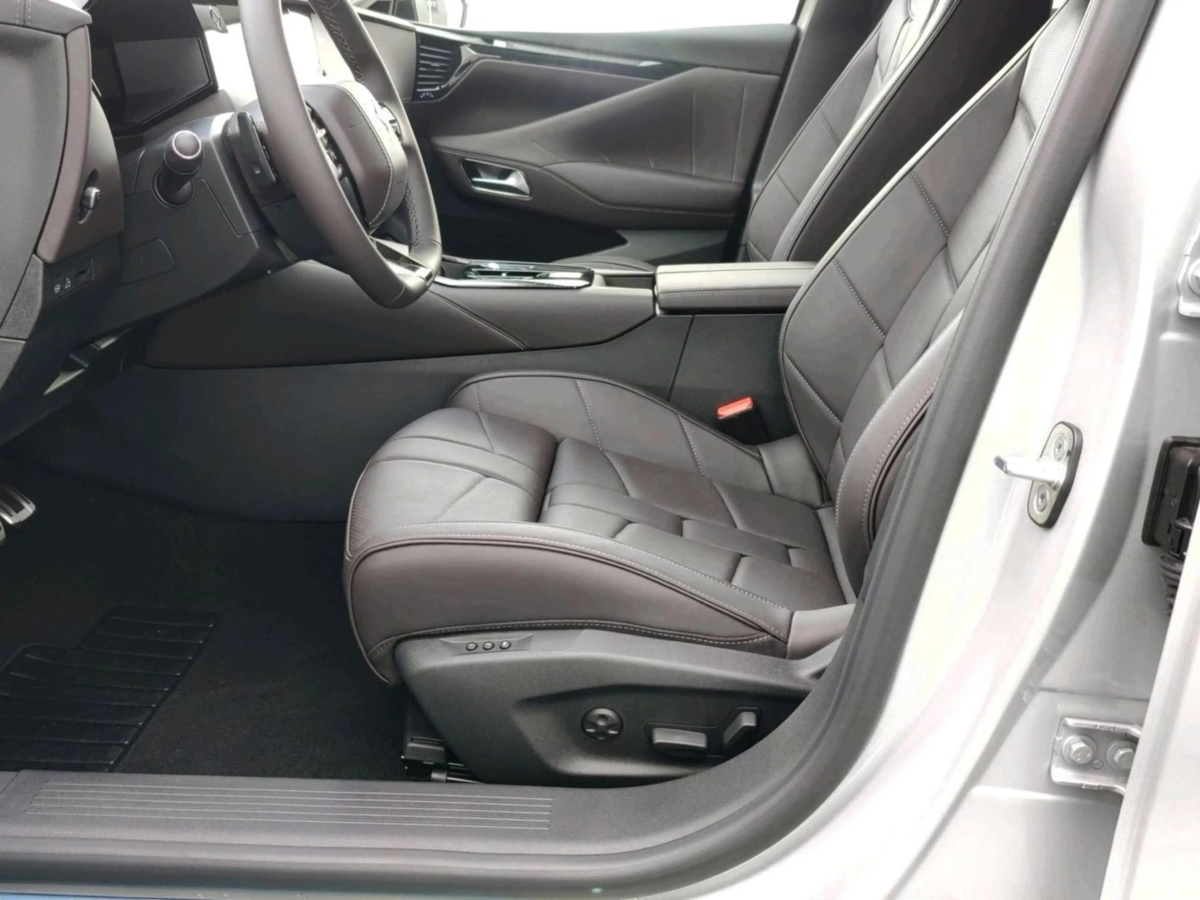 DS Automobiles N°4 ÉTOILE + Nappa BlueHDi 131 PS — photo 7