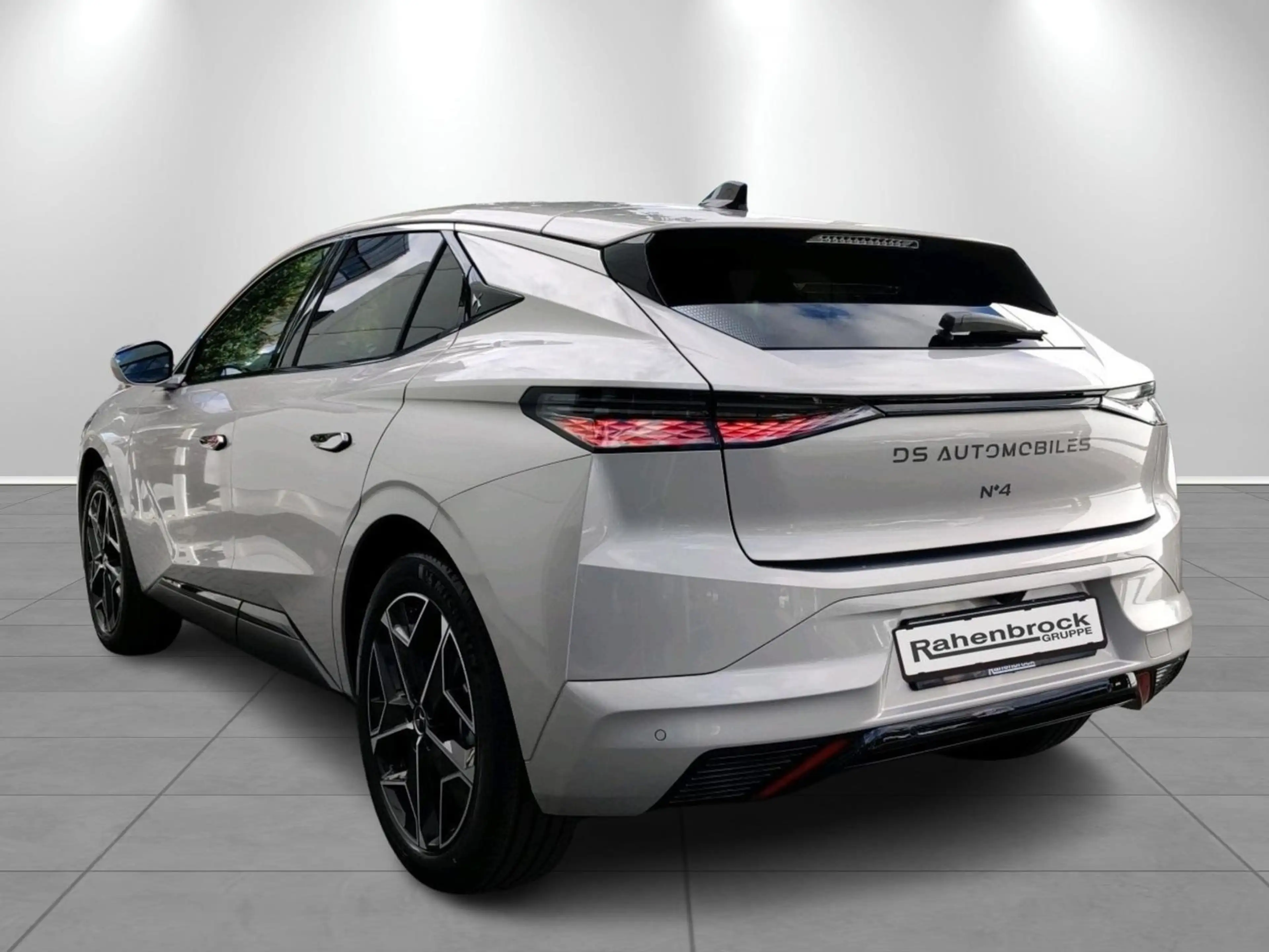 DS Automobiles N°4 ÉTOILE + Nappa BlueHDi 131 PS — photo 3