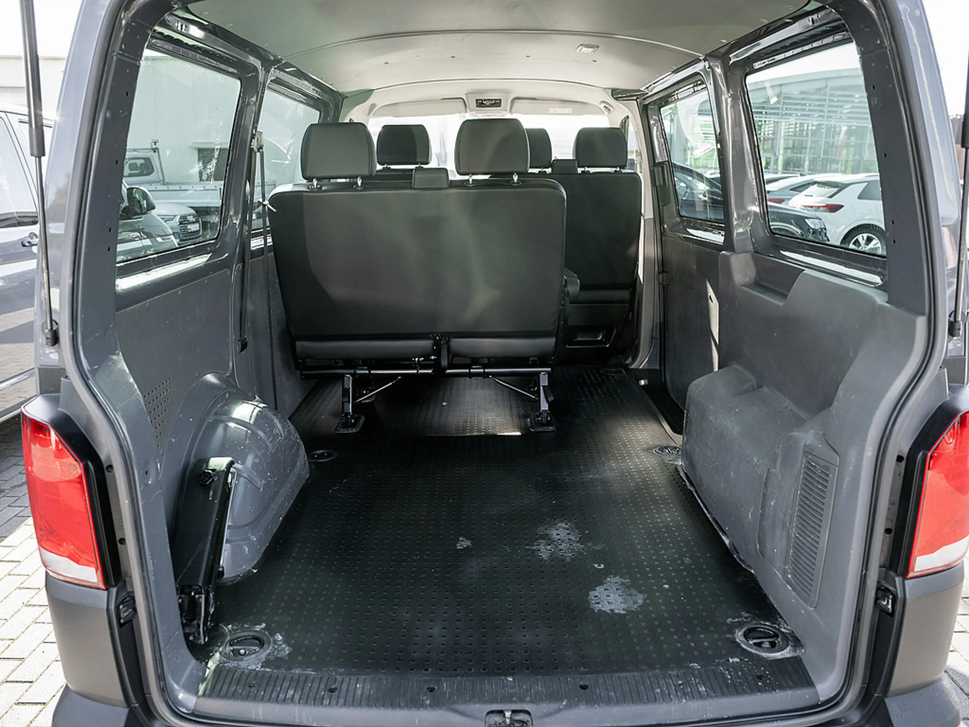 Volkswagen T6.1 Transporter Kombi 2.0 TDI FWD AHK KLIMA — photo 15