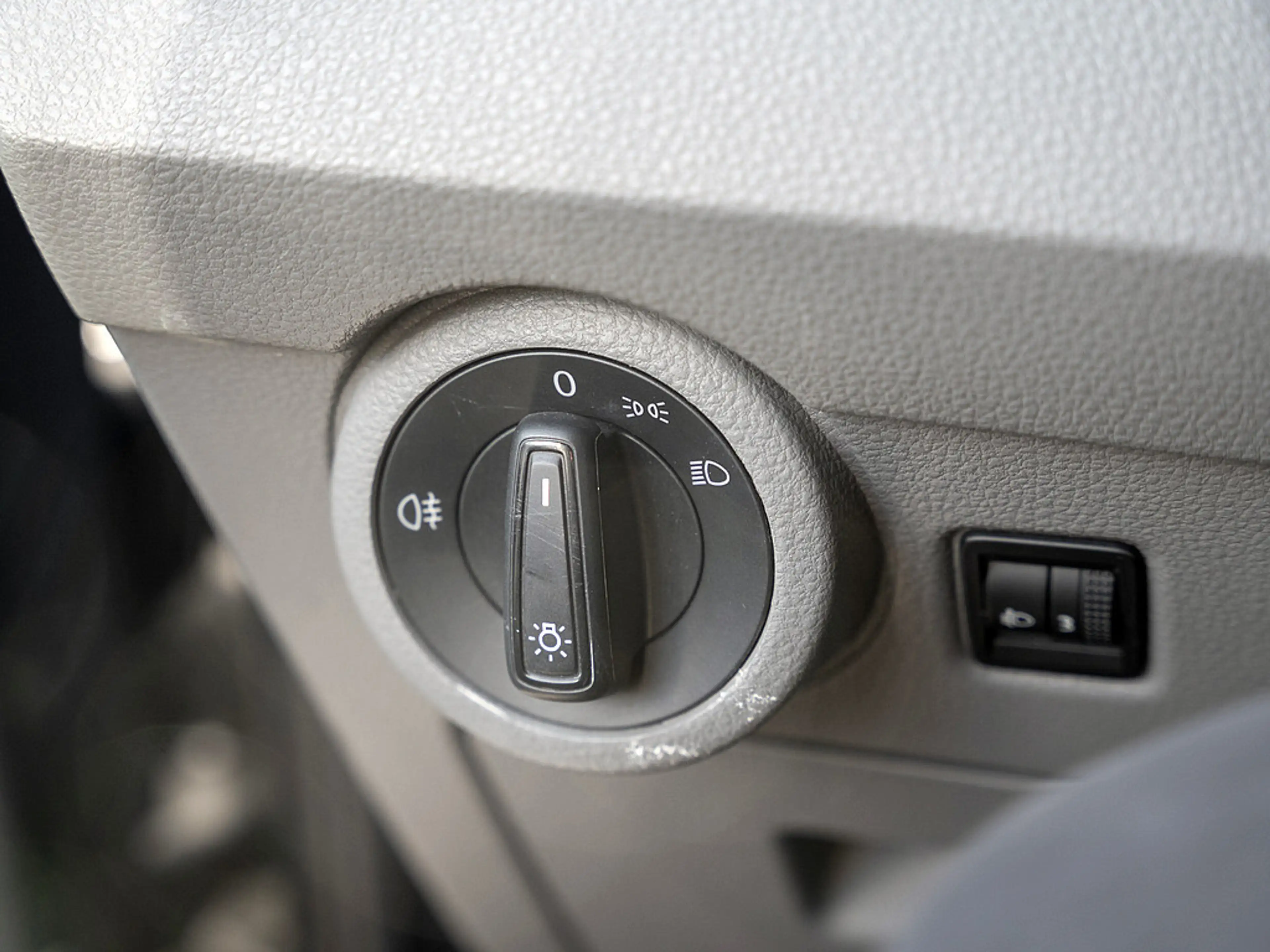 Volkswagen T6.1 Transporter Kombi 2.0 TDI FWD AHK KLIMA — photo 12