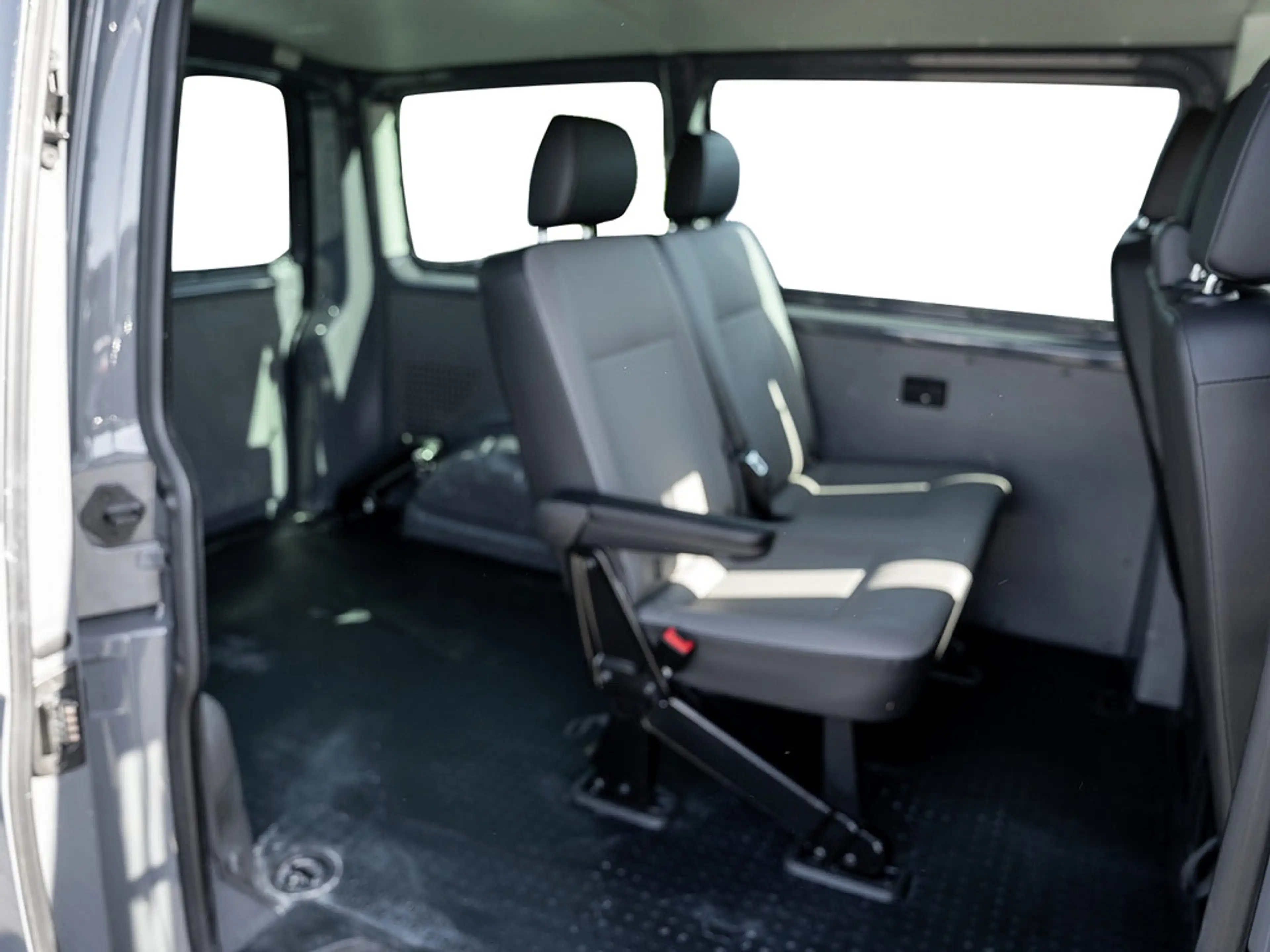 Volkswagen T6.1 Transporter Kombi 2.0 TDI FWD AHK KLIMA — photo 4