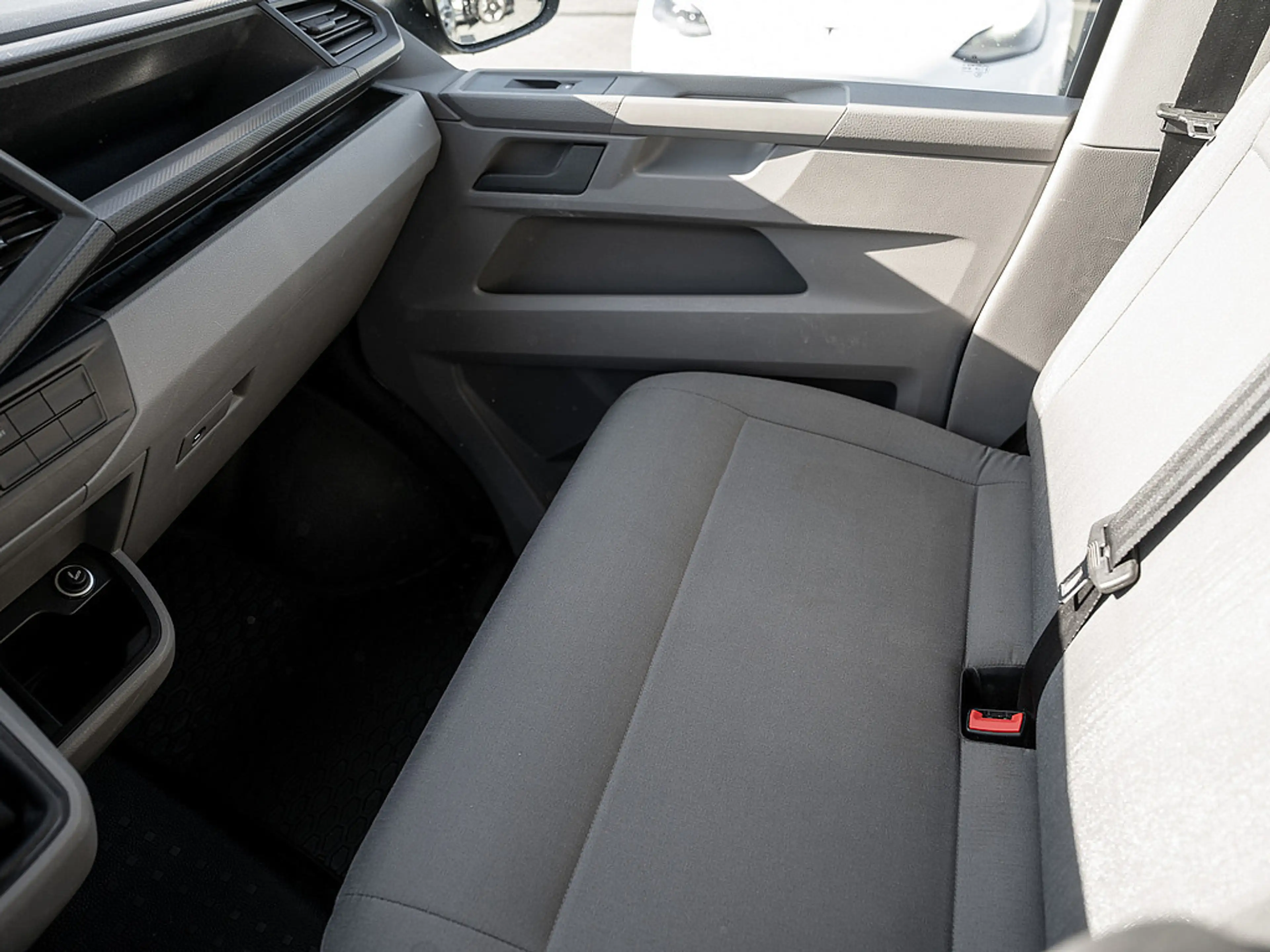 Volkswagen T6.1 Transporter Kombi 2.0 TDI FWD AHK KLIMA — photo 9
