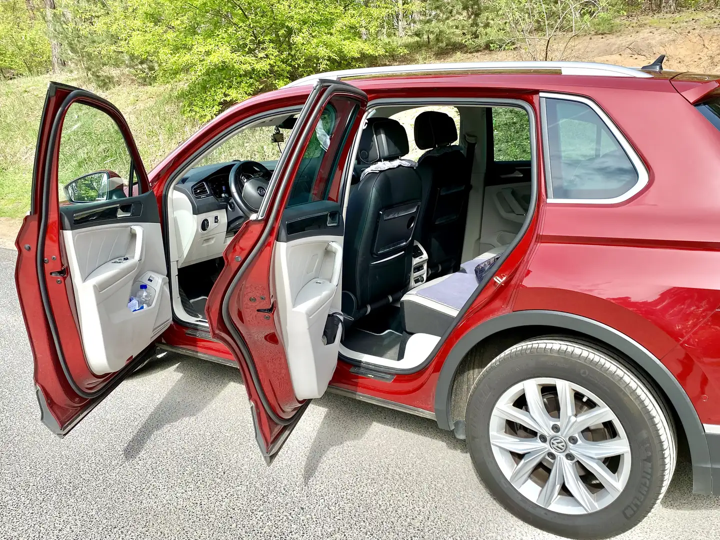 Volkswagen Tiguan Tiguan 2.0 TDI SCR 4Motion (BlueMotion Techn.) DSG Rot - 2