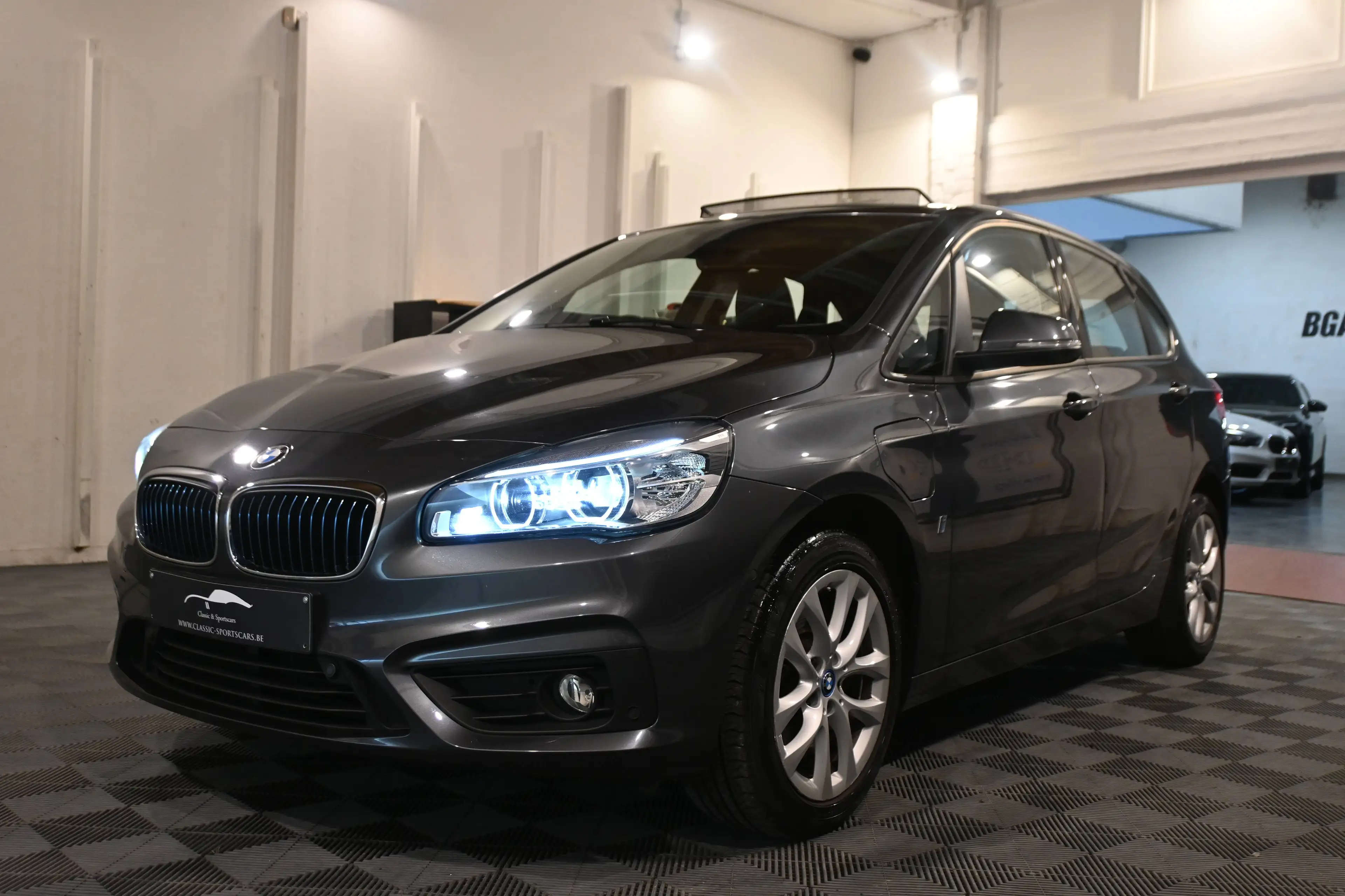 BMW 225 225XEA Active Tourer PHEV /  TOIT PANO / CUIR / GPS NAVIGATION / PDC !! — photo 4