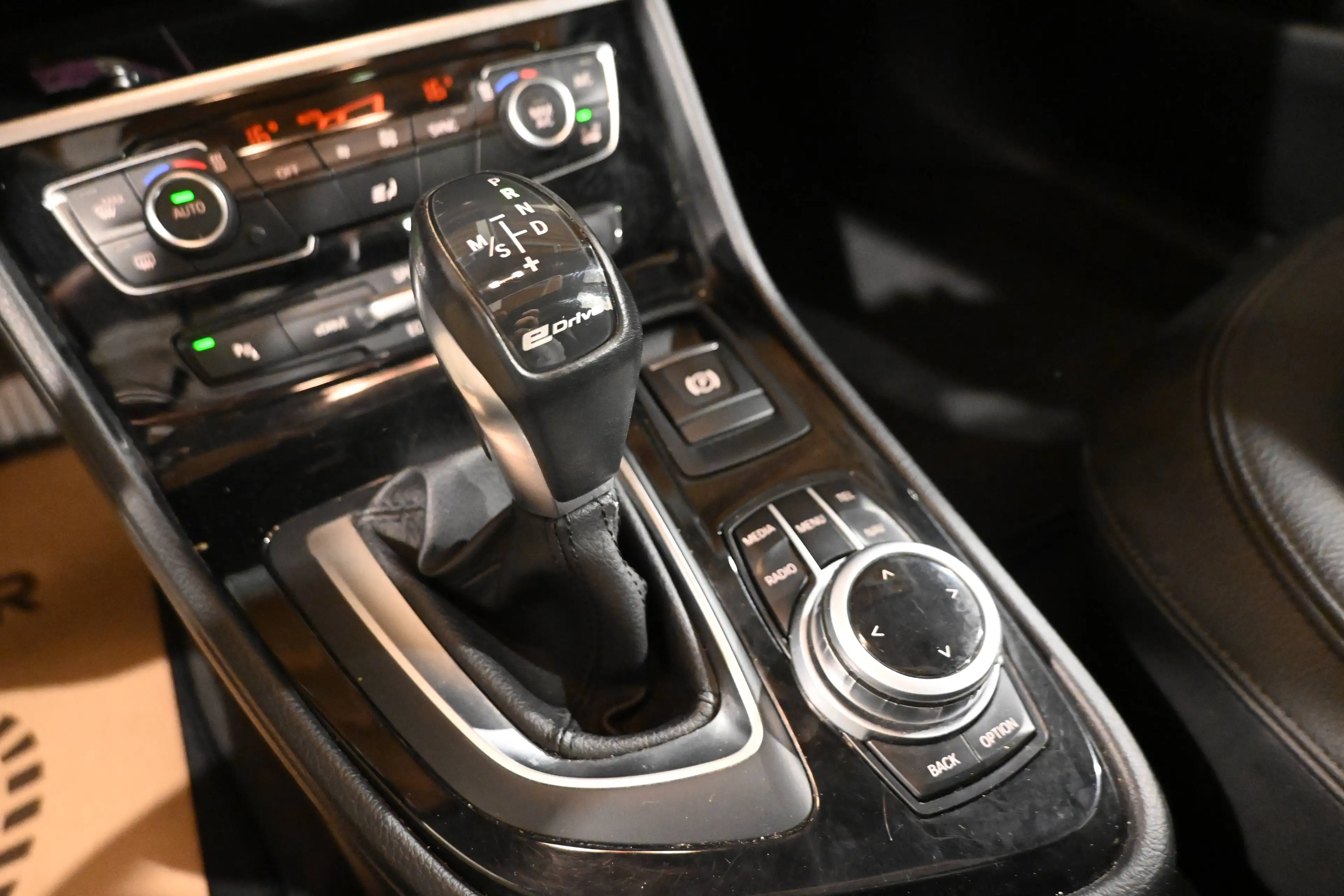 BMW 225 225XEA Active Tourer PHEV /  TOIT PANO / CUIR / GPS NAVIGATION / PDC !! — photo 14
