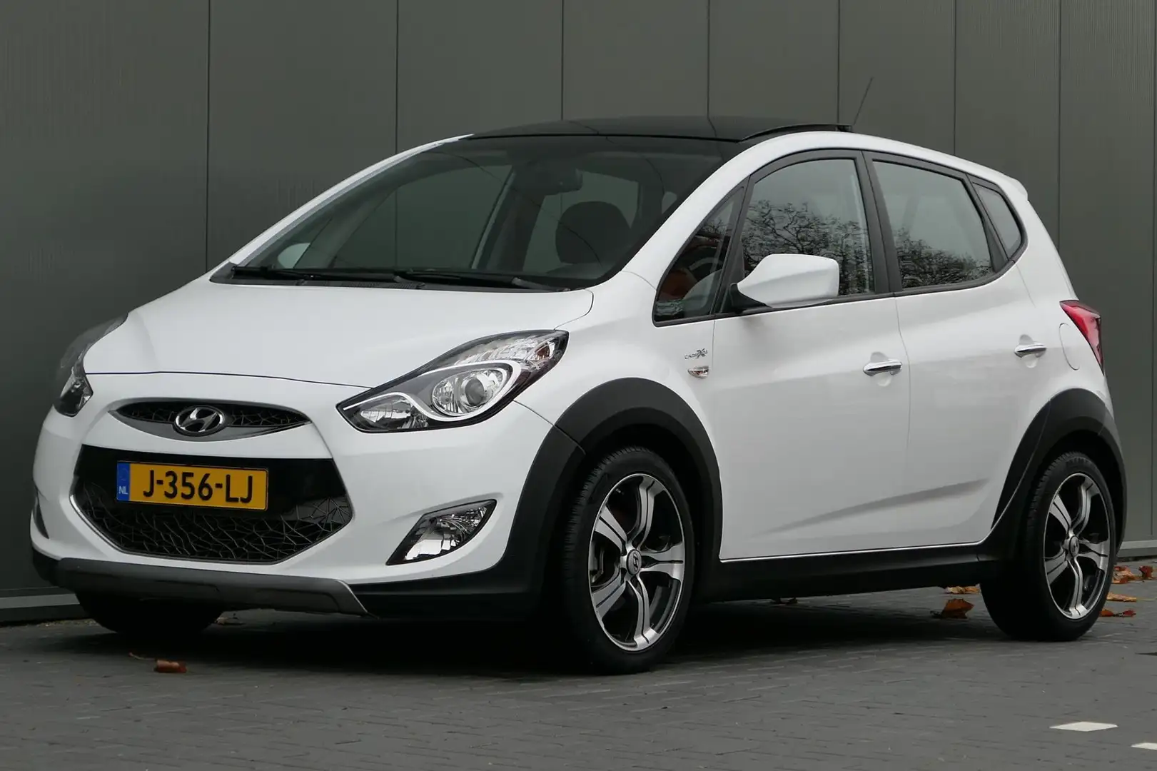 Hyundai iX20 1.6i i-Vision Automaat Panorama Navi Trekhaak Wit - 1