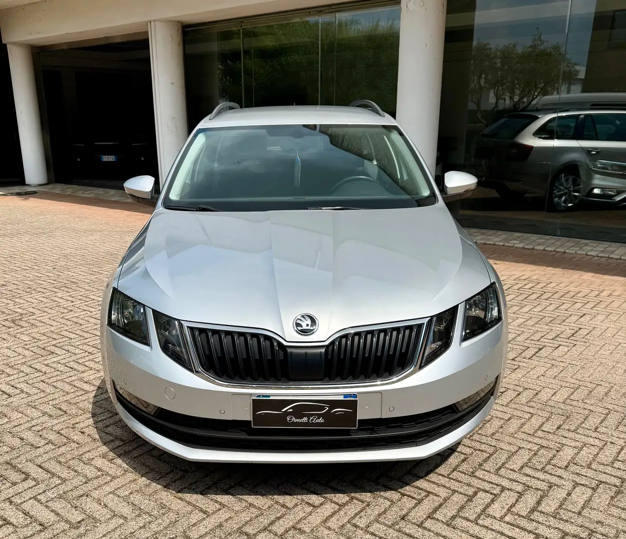 Skoda Octavia Wagon 2.0 tdi Executive 150cv dsg Plateado - 2