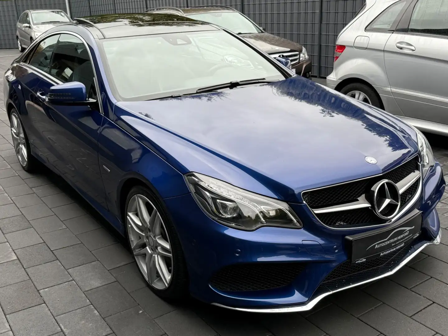 Mercedes-Benz E 320 Coupe AMG Line Sport Edition Panorama Bleu - 2