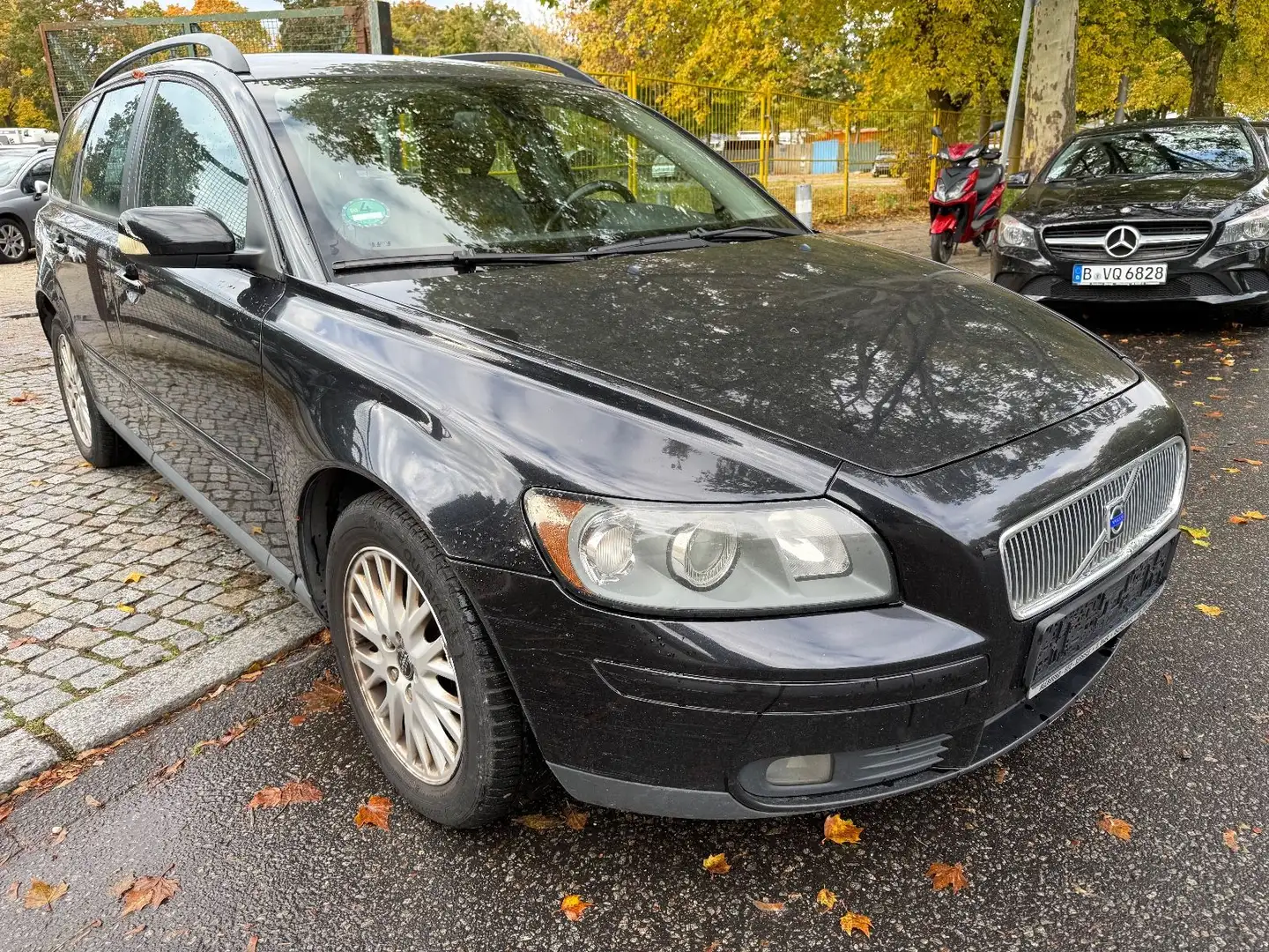 Volvo V50 Kombi 2.4i Summum Schwarz - 2