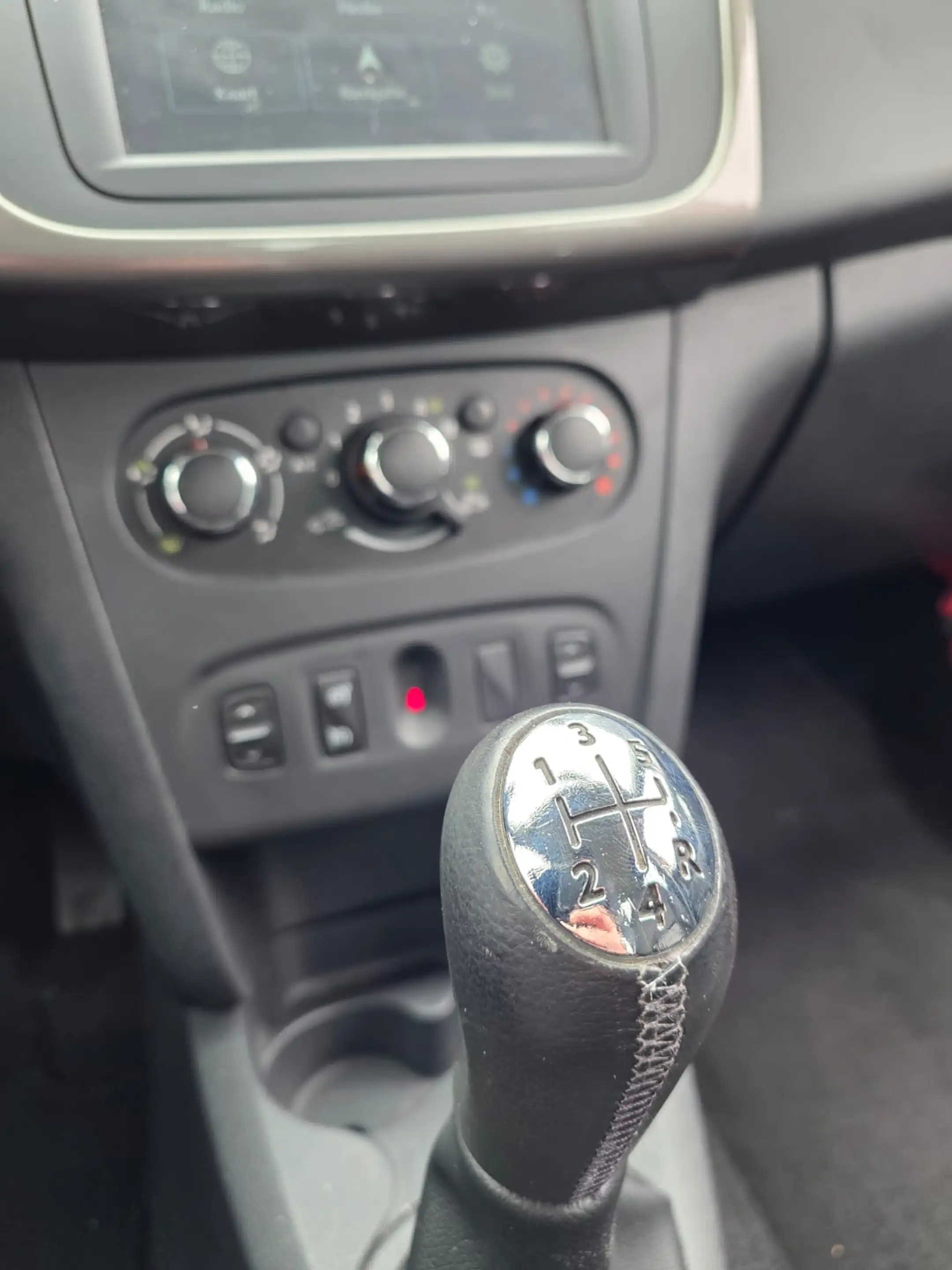 Dacia Logan Logan 1.2i Anniversary 2 — photo 15