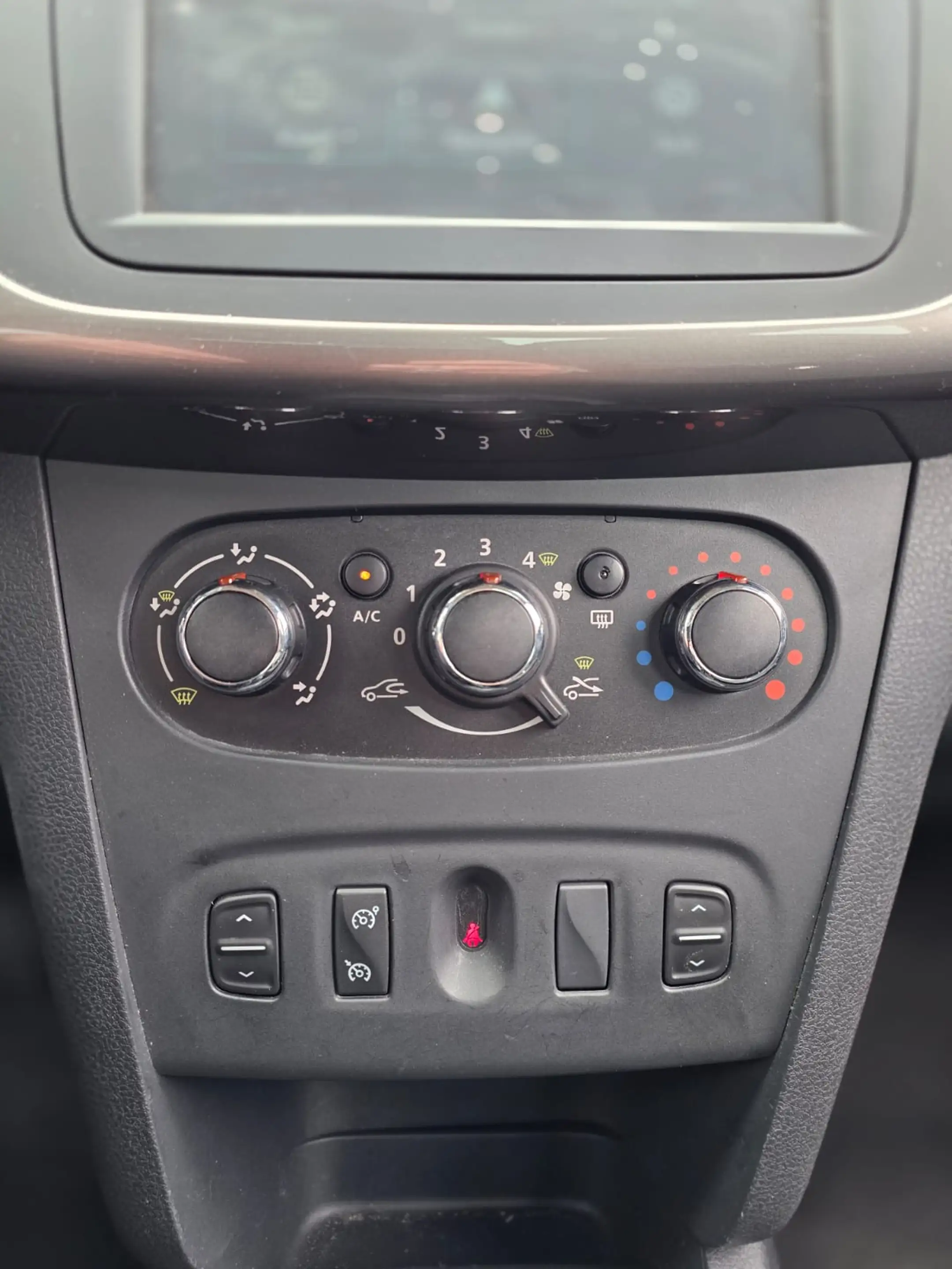 Dacia Logan Logan 1.2i Anniversary 2 — photo 14
