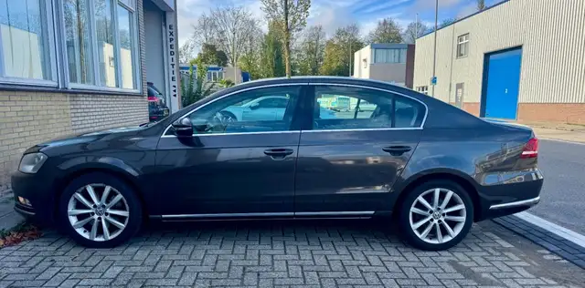 Volkswagen Passat view 4
