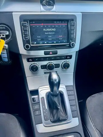 Volkswagen Passat view 3