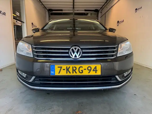 Volkswagen Passat view 5
